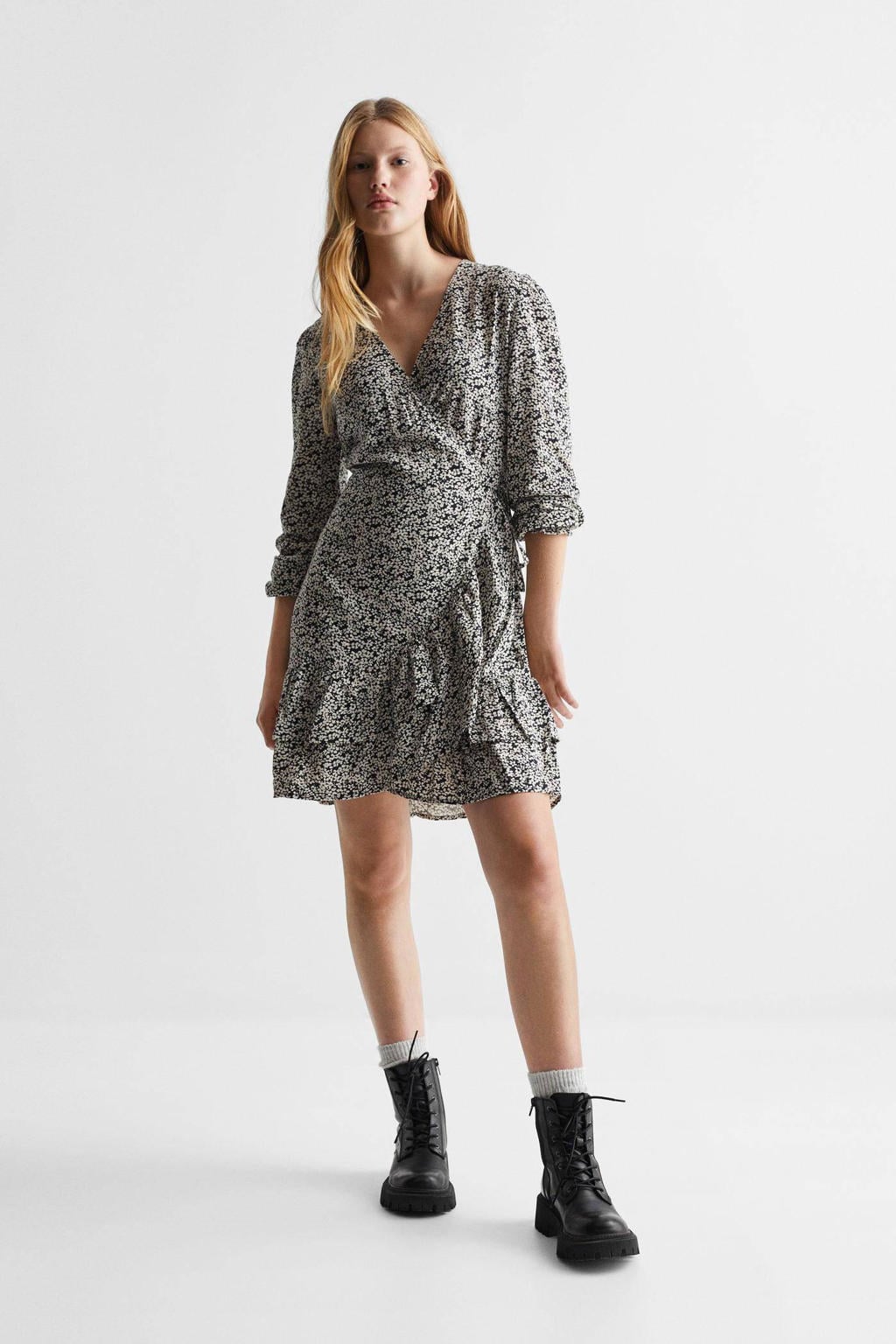 Zwart en witte meisjes Mango Kids jurk van viscose met all over print, lange mouwen, V-hals en striksluiting