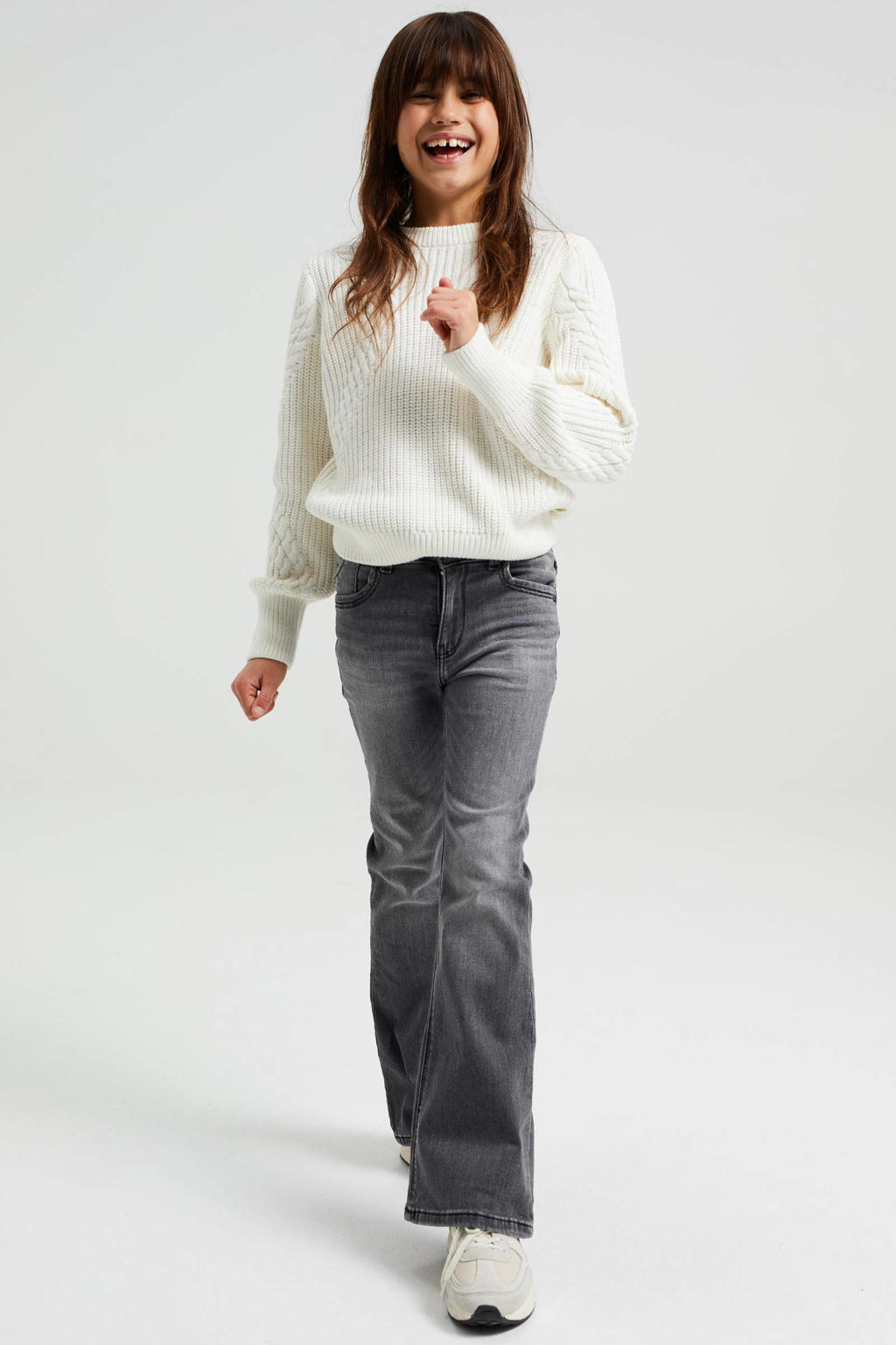 Grey denim meisjes WE Fashion flared jeans van stretchdenim met regular waist en rits- en knoopsluiting