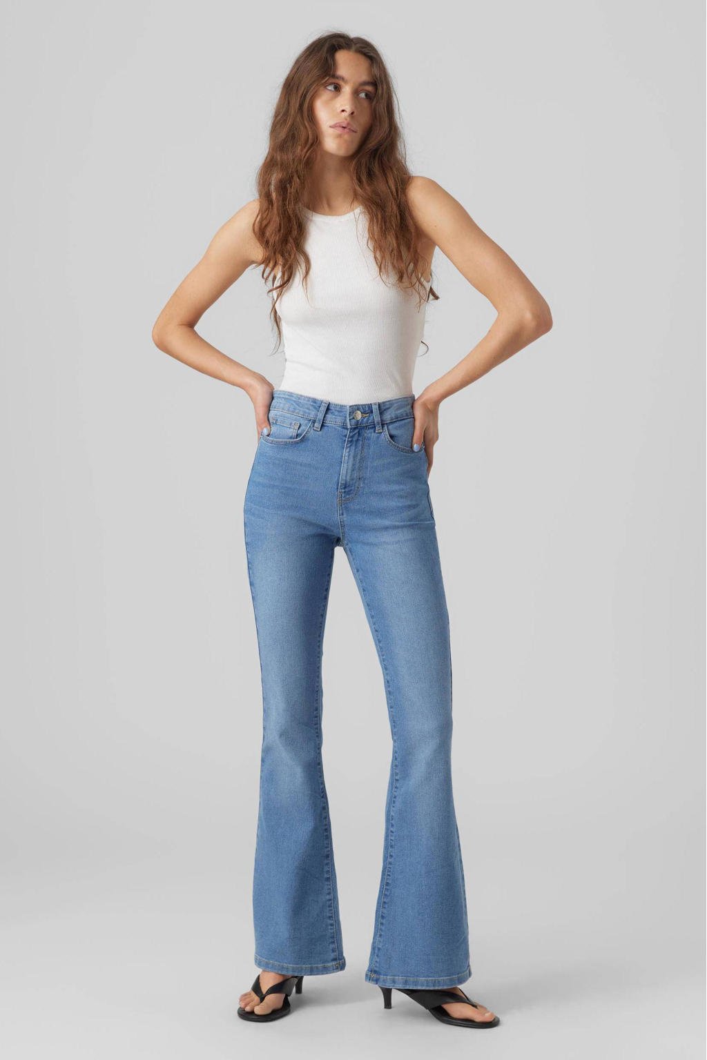 Medium blue denim dames VERO MODA flared jeans van denim met regular waist en rits- en knoopsluiting