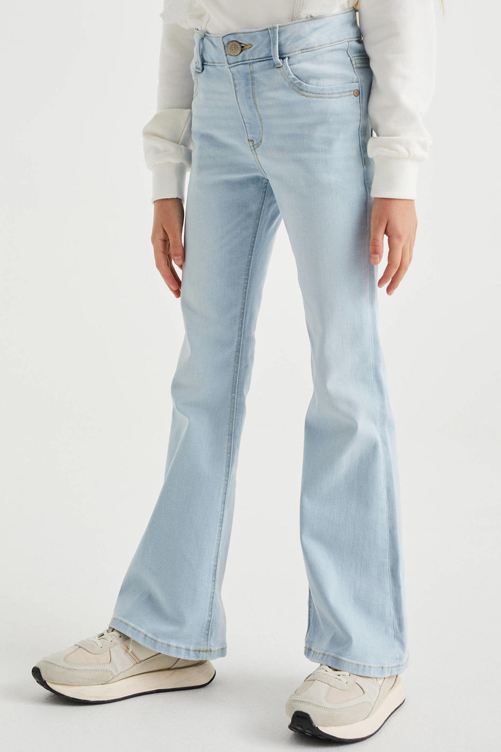 Light blue denim meisjes WE Fashion flared jeans van stretchdenim met regular waist en rits- en knoopsluiting