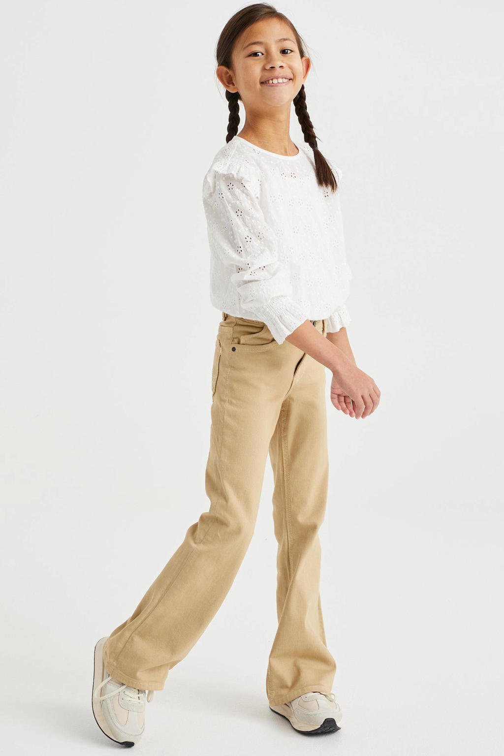 Beige meisjes WE Fashion flared broek van stretchkatoen met regular waist en rits- en knoopsluiting