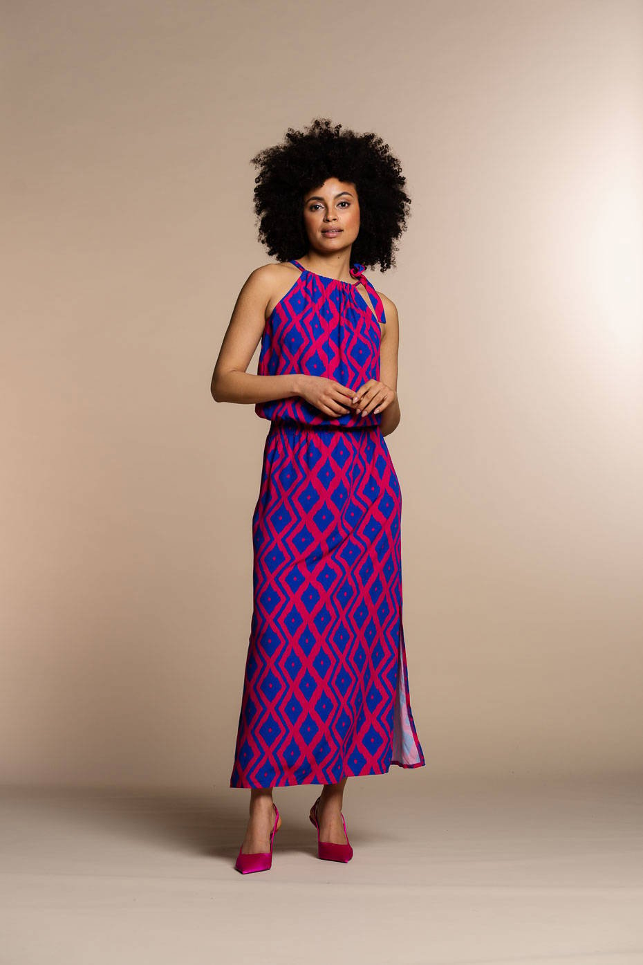 Geisha halter maxi jurk met all over print blauw roze wehkamp