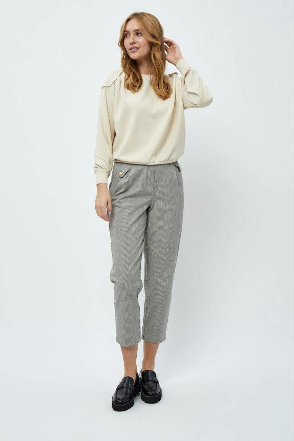 Zandkleurige dames Peppercorn sweater Laila van modal met lange mouwen, ronde hals en plooien