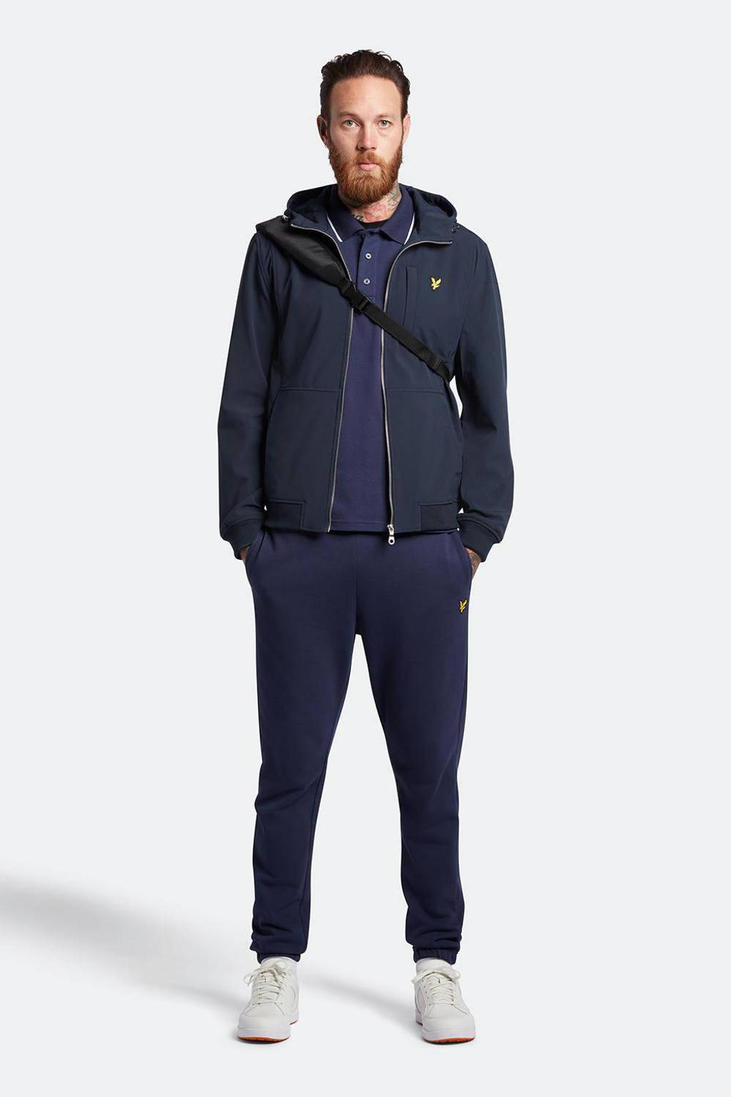 Donkerblauwe heren Lyle & Scott softshell jas met capuchon, ritssluiting en elastische boord