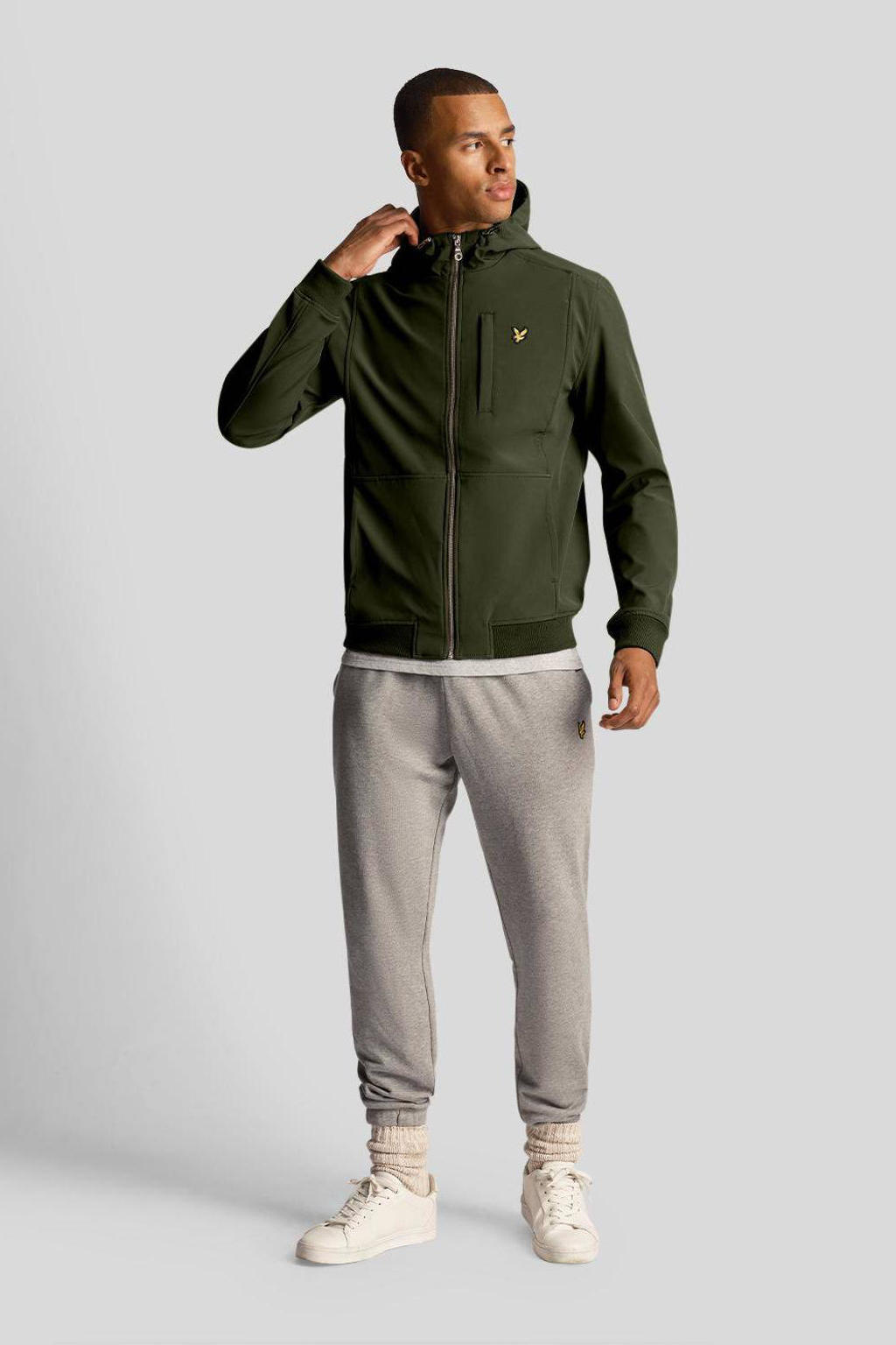 Kakikleurige heren Lyle & Scott softshell jas met capuchon, ritssluiting en elastische boord