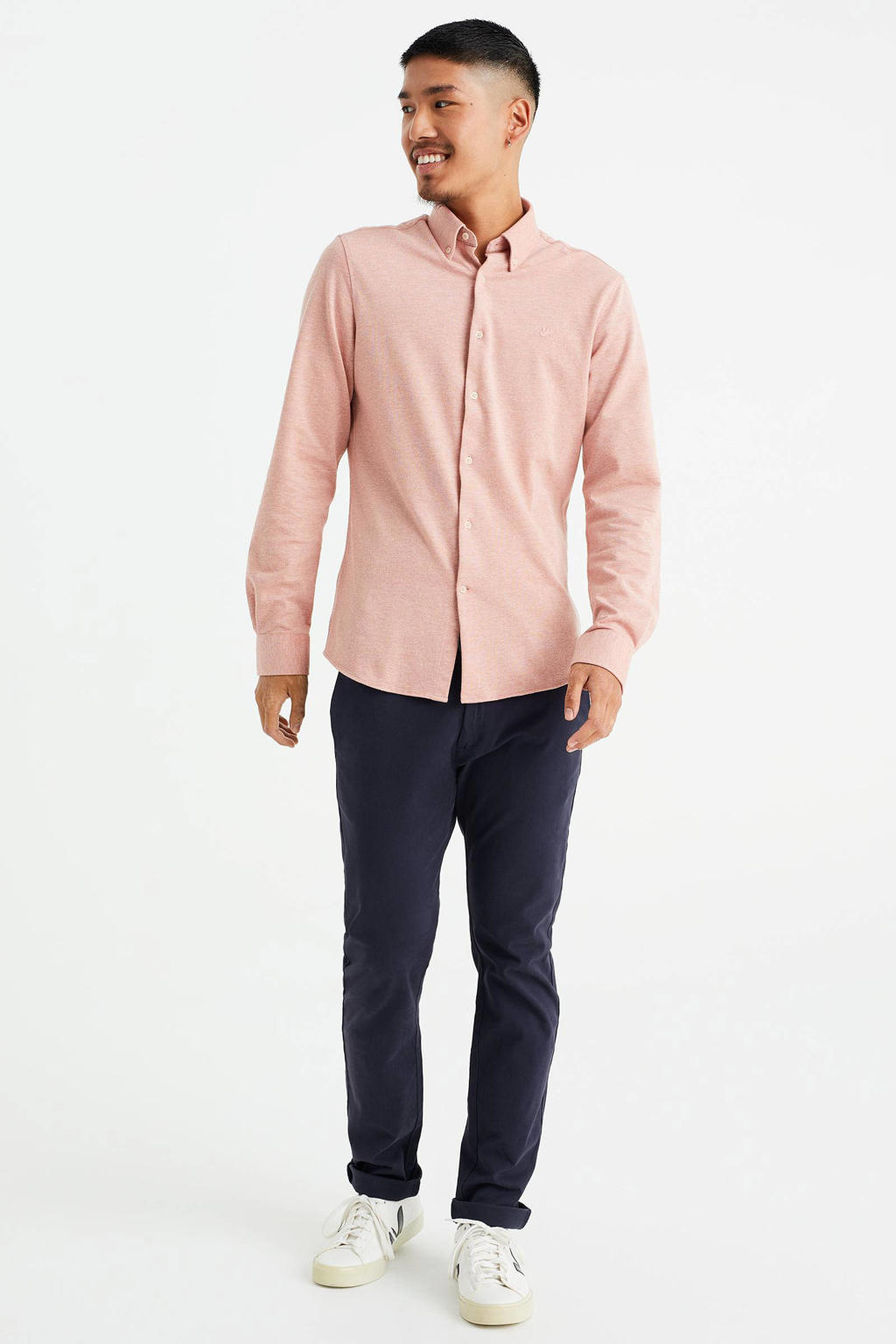 Zalmkleurige heren WE Fashion slim fit overhemd gold skin van katoen met effen, lange mouwen en button down sluiting