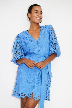 semi-transparante kanten jurk Leora met ceintuur blauw