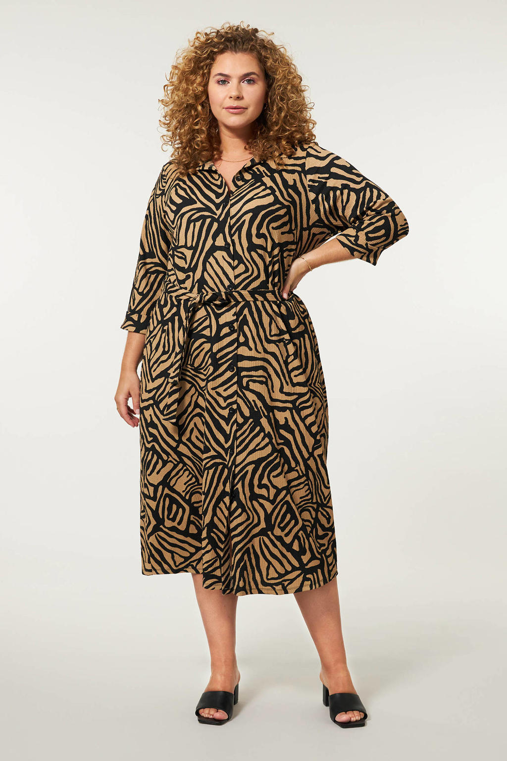 miss-etam-plus-blousejurk-fay-met-all-over-print-en-ceintuur-lichtbruin-zwart-lichtbruin-8720848614826.jpg?w=1024&h=1536&qlt=75&fit=contain