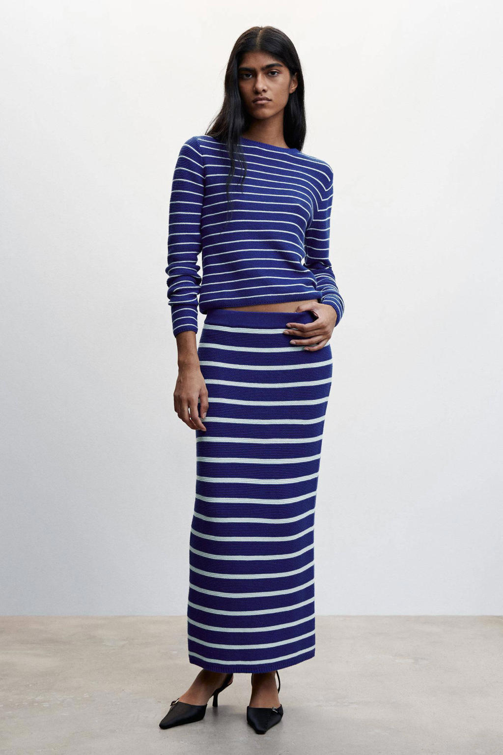 mango-gestreepte-gebreide-maxi-rok-blauw-wit-blauw-8445791811985.jpg?w=1024&h=1536&qlt=75&fit=contain