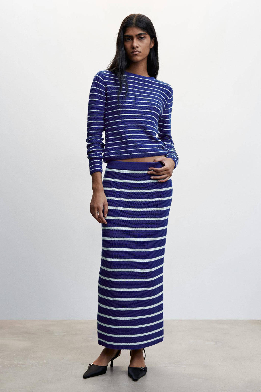 mango-gestreepte-gebreide-maxi-rok-blauw-wit-blauw-8445791811985.jpg?w=1024&h=1536&qlt=75&fit=contain