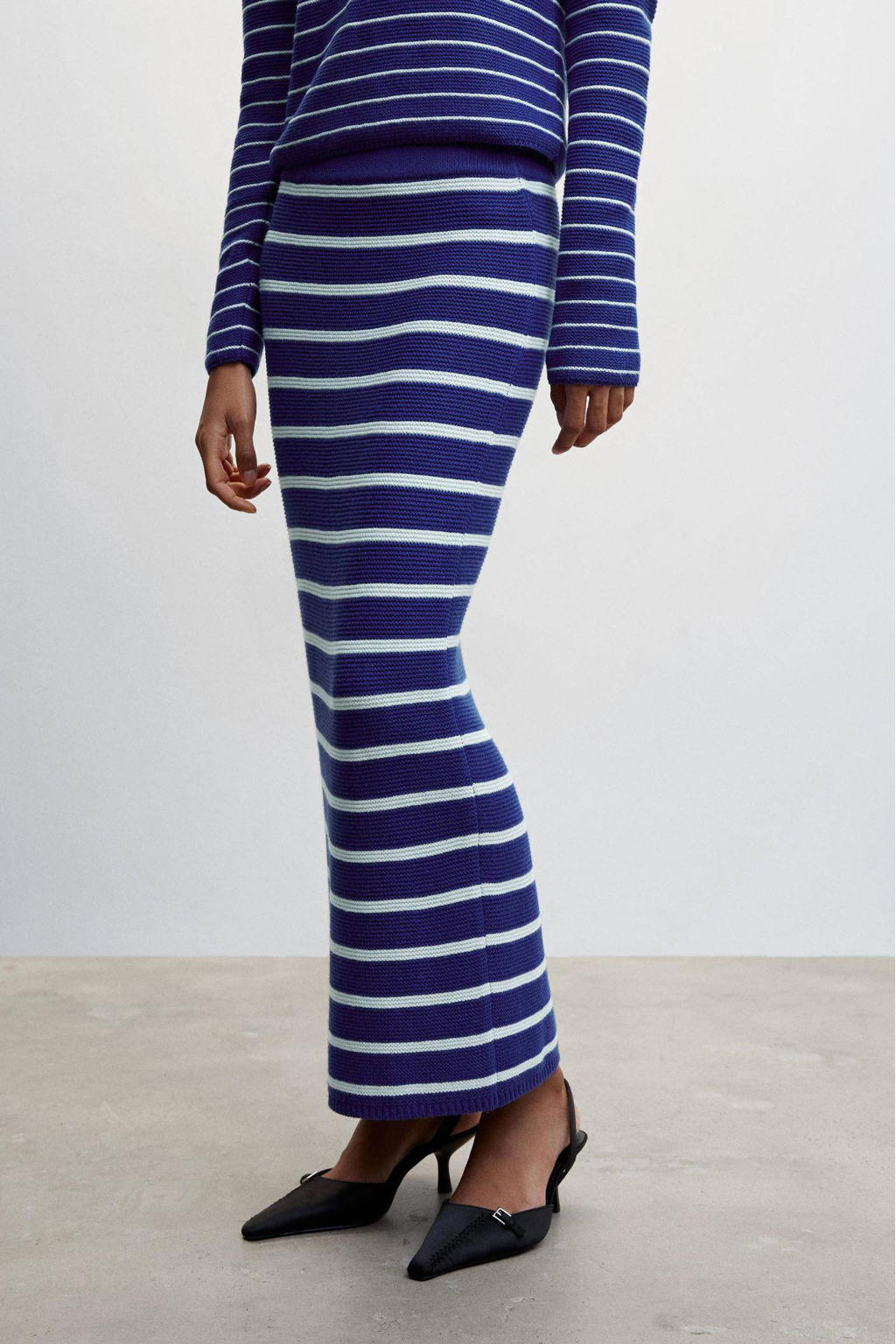 mango-gestreepte-gebreide-maxi-rok-blauw-wit-blauw-8445791811985.jpg?w=1024&h=1536&qlt=75&fit=contain