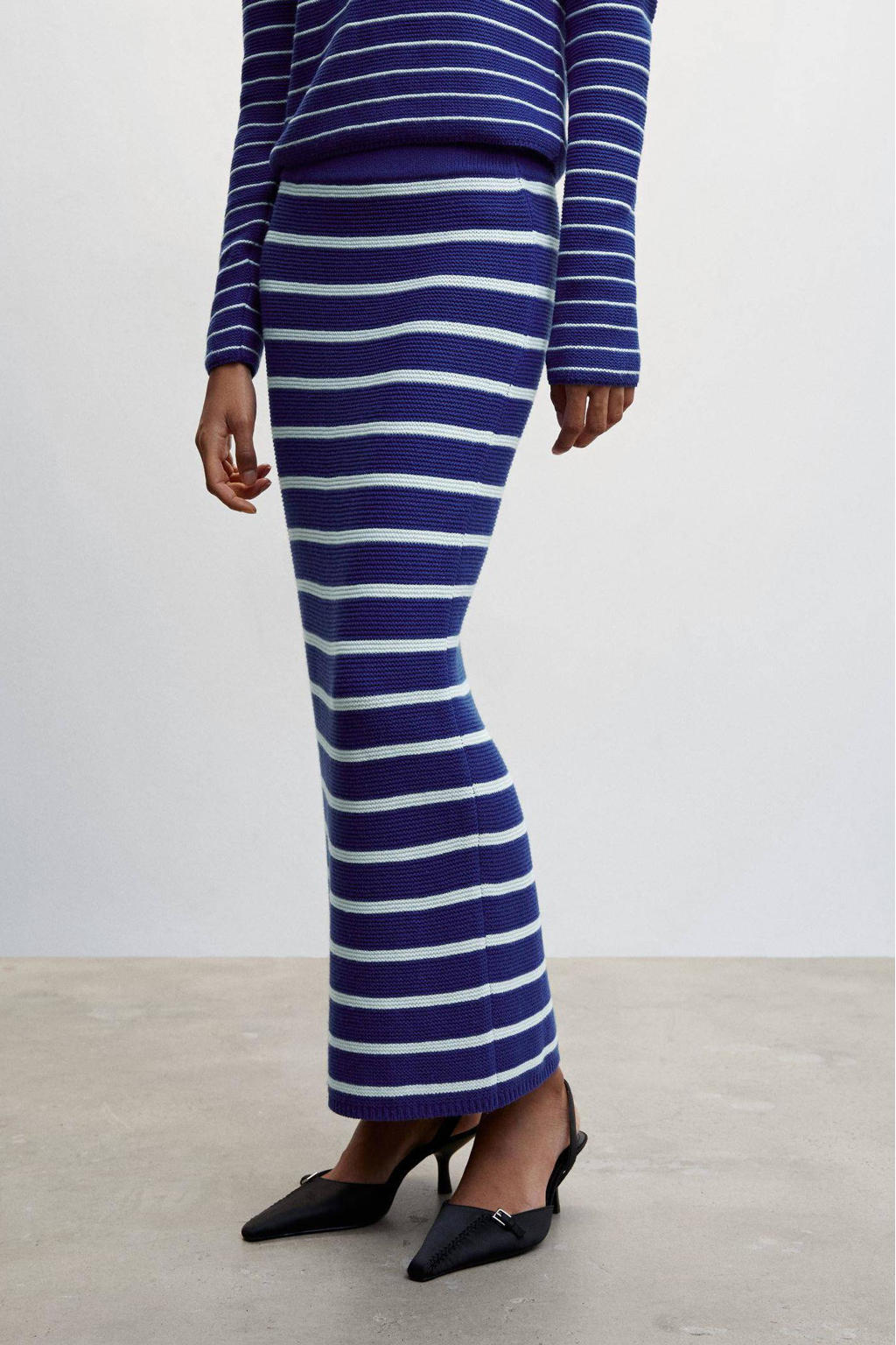 mango-gestreepte-gebreide-maxi-rok-blauw-wit-blauw-8445791811985.jpg?w=1024&h=1536&qlt=75&fit=contain