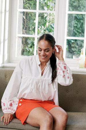 Denise Anna's loose fit blousetop ONLMONICA met borduursels wit/roze
