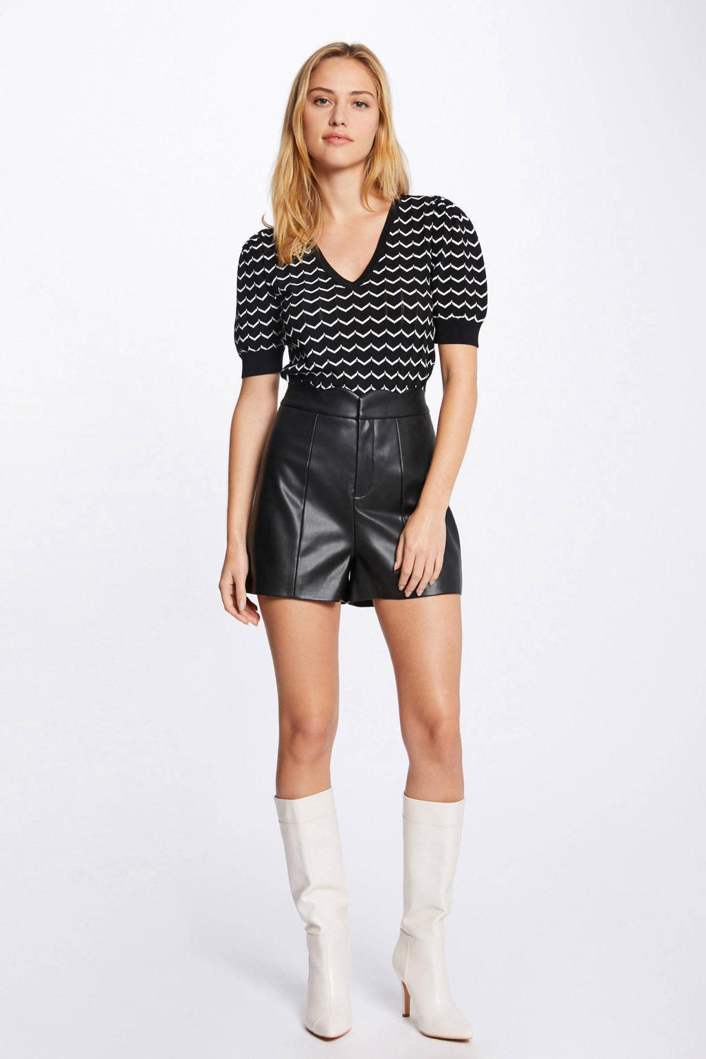 Zwart en witte dames Morgan fijngebreide top van viscose met all over print, korte mouwen en V-hals