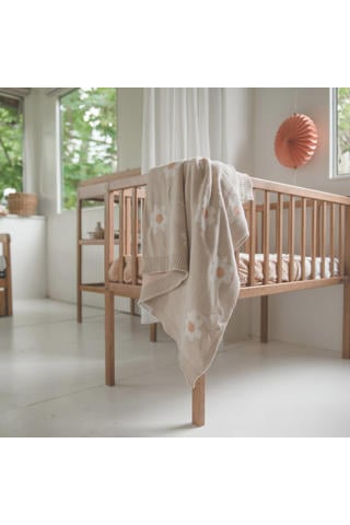 hoe maak je een babybedje op?
