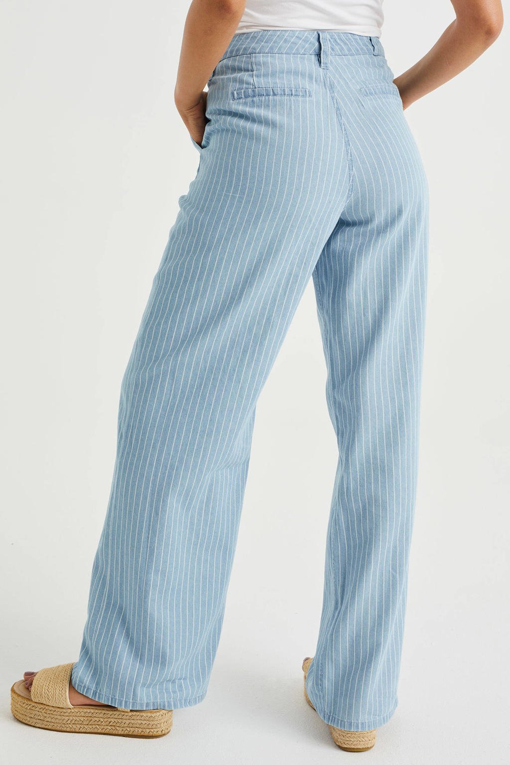 Light blue denim dames WE Fashion high waist straight fit jeans van denim met rits- en haaksluiting en krijtstreepprint