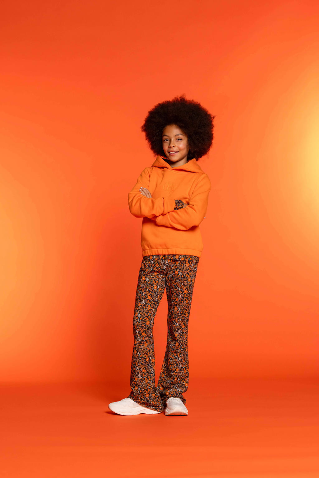 Zwart en oranje meisjes Geisha gebloemde flared broek van viscose met regular waist en elastische tailleband