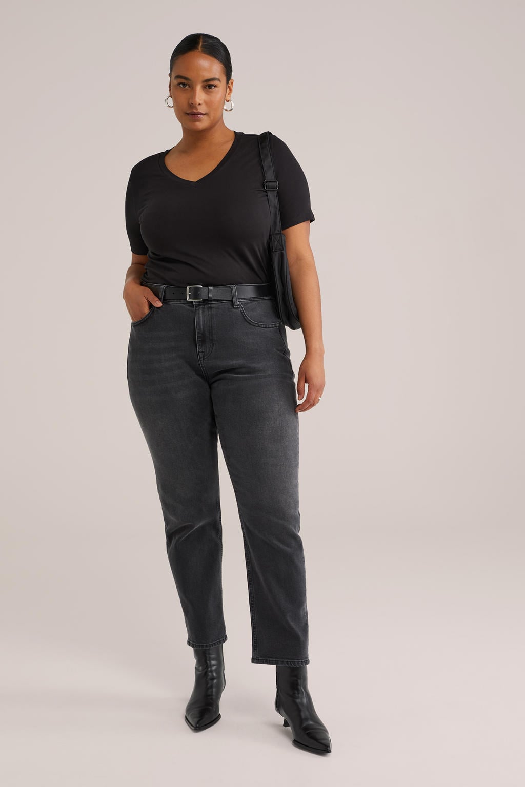 Zwarte dames WE Fashion Curve T-shirt van katoen met effen, korte mouwen en V-hals