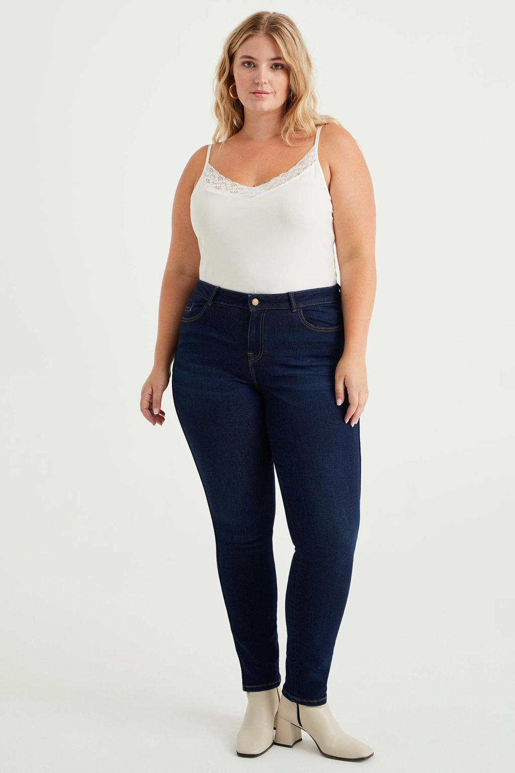 Witte dames WE Fashion Curve singlet offwhite van katoen met effen, spaghettibandjes, V-hals en kant
