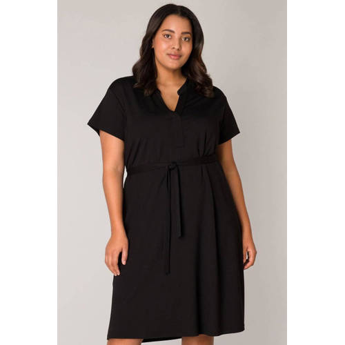 Base Level Curvy jurk met ceintuur zwart afbeelding