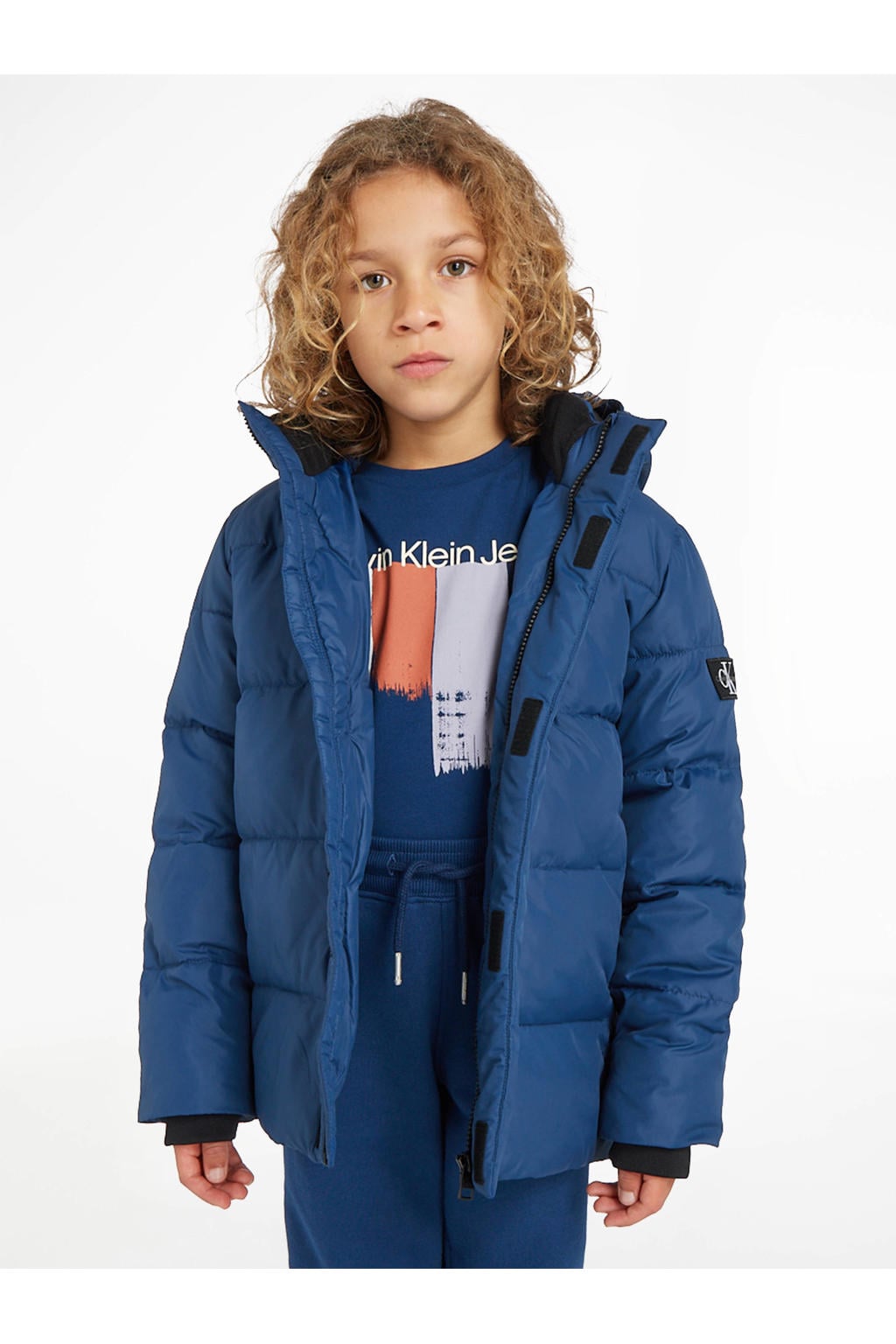 Blauwe jongens Calvin Klein gewatteerde winterjas van gerecycled polyester met lange mouwen, capuchon en ritssluiting