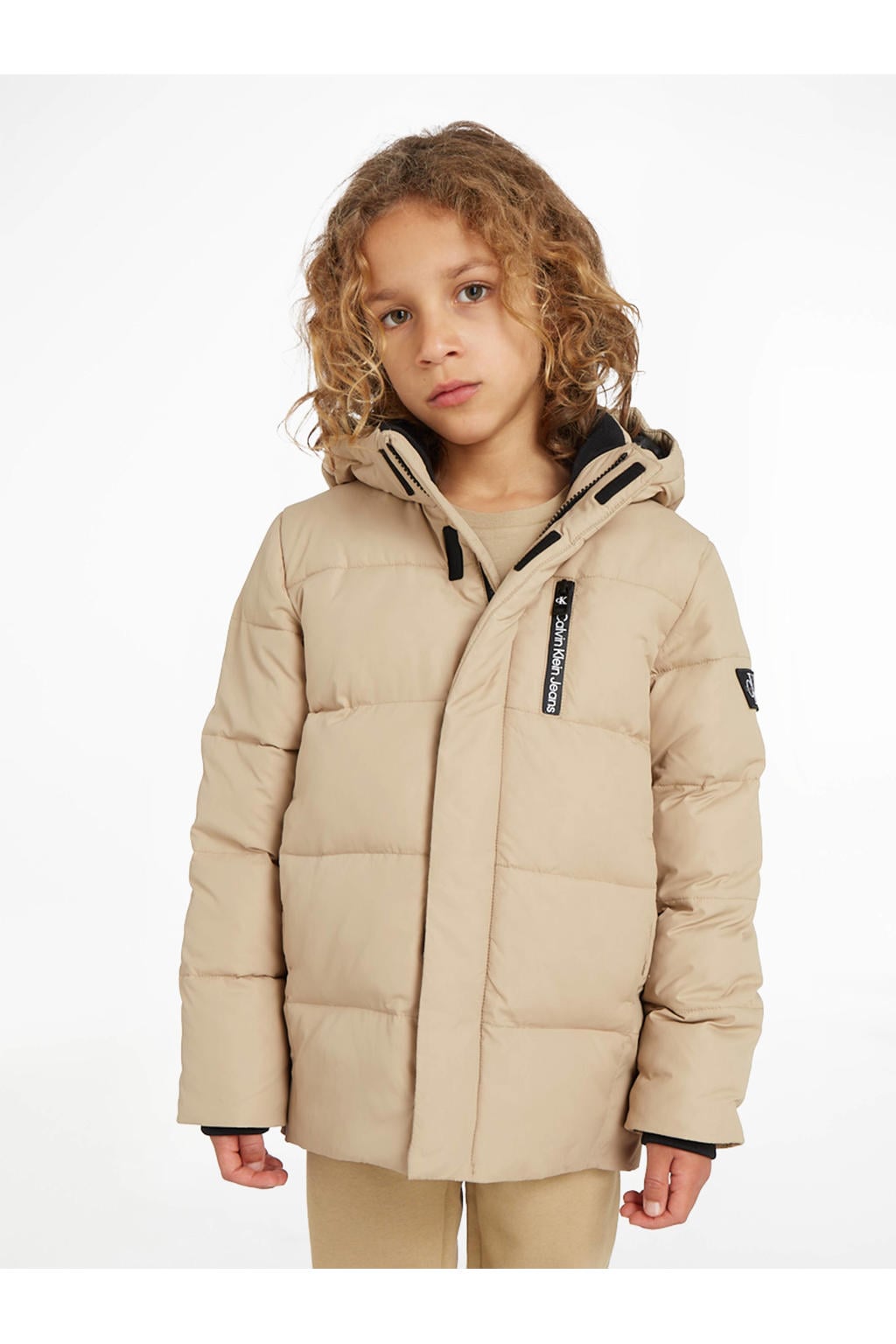 Zandkleurige jongens Calvin Klein gewatteerde winterjas van gerecycled polyester met lange mouwen, capuchon en ritssluiting
