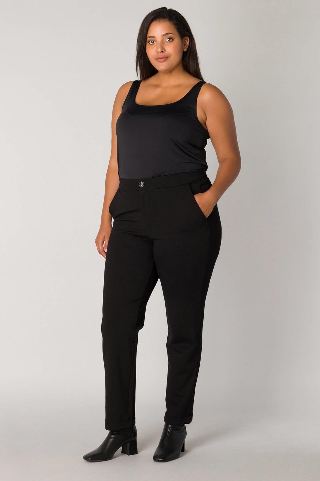 Zwarte dames Base Level Curvy jersey broek Yoella met tapered fit, regular waist, knoopsluiting en effen