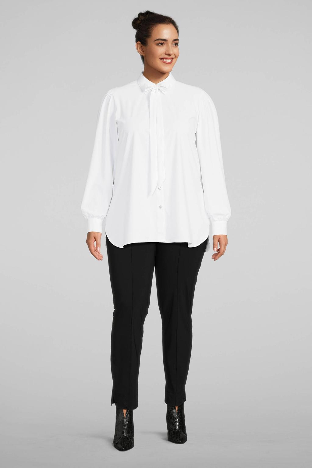 Witte dames Plus Basics blouse van travelstof met effen, lange mouwen, strikkraag en knoopsluiting