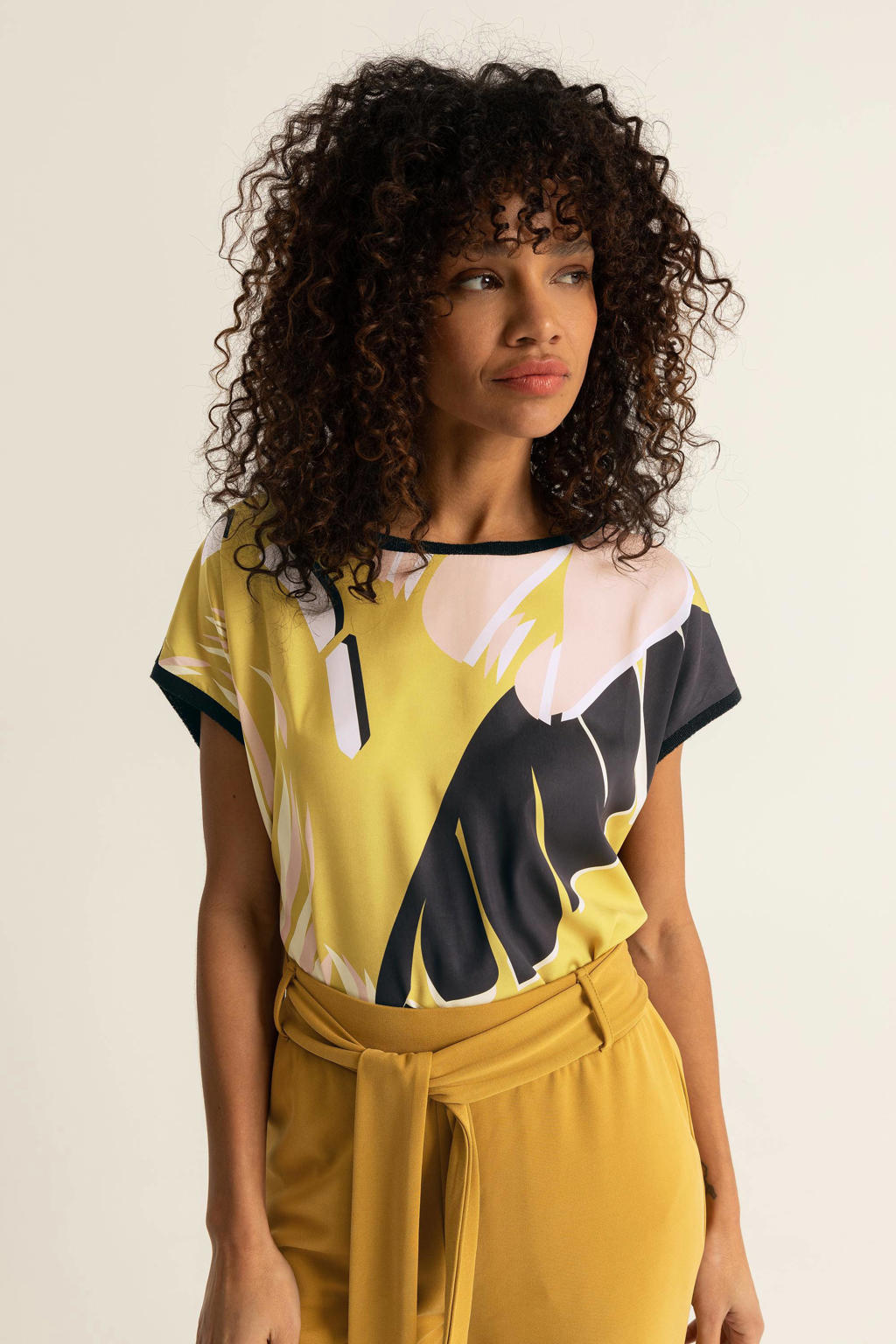 Oker, zwart en lichtroze dames Expresso top van viscose met bladprint, kapmouwtjes en ronde hals