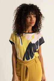 thumbnail: Oker, zwart en lichtroze dames Expresso top van viscose met bladprint, kapmouwtjes en ronde hals