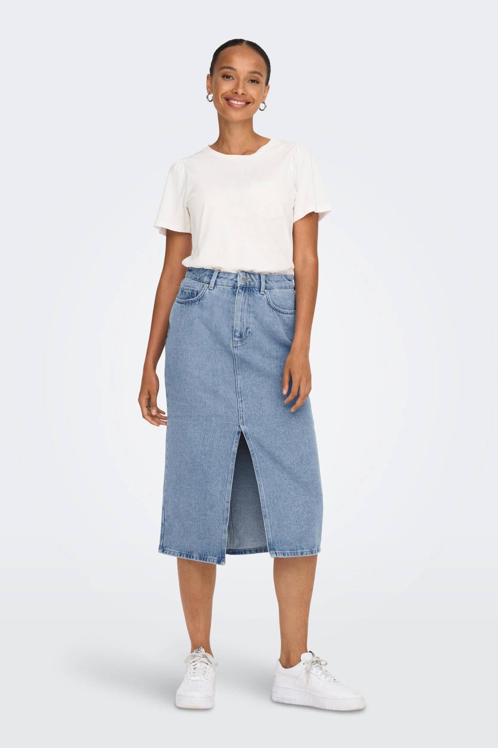 Lichtblauwe dames ONLY rok gemaakt van denim en met rits- en knoopsluiting