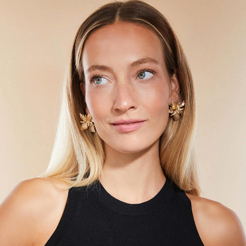 Club Manhattan oorbellen Flower Studs goudkleurig wehkamp