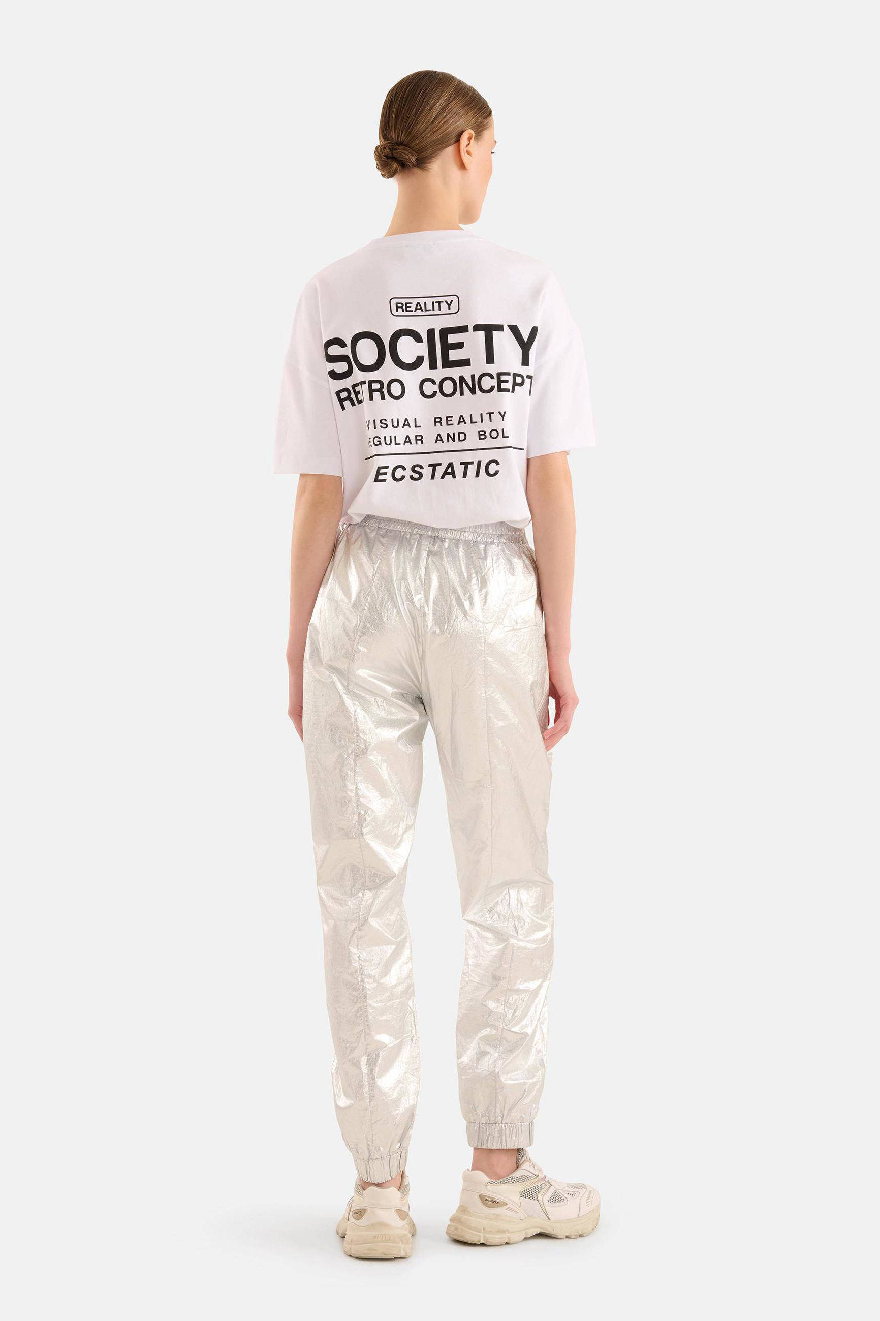 show die benen in een metallic broek