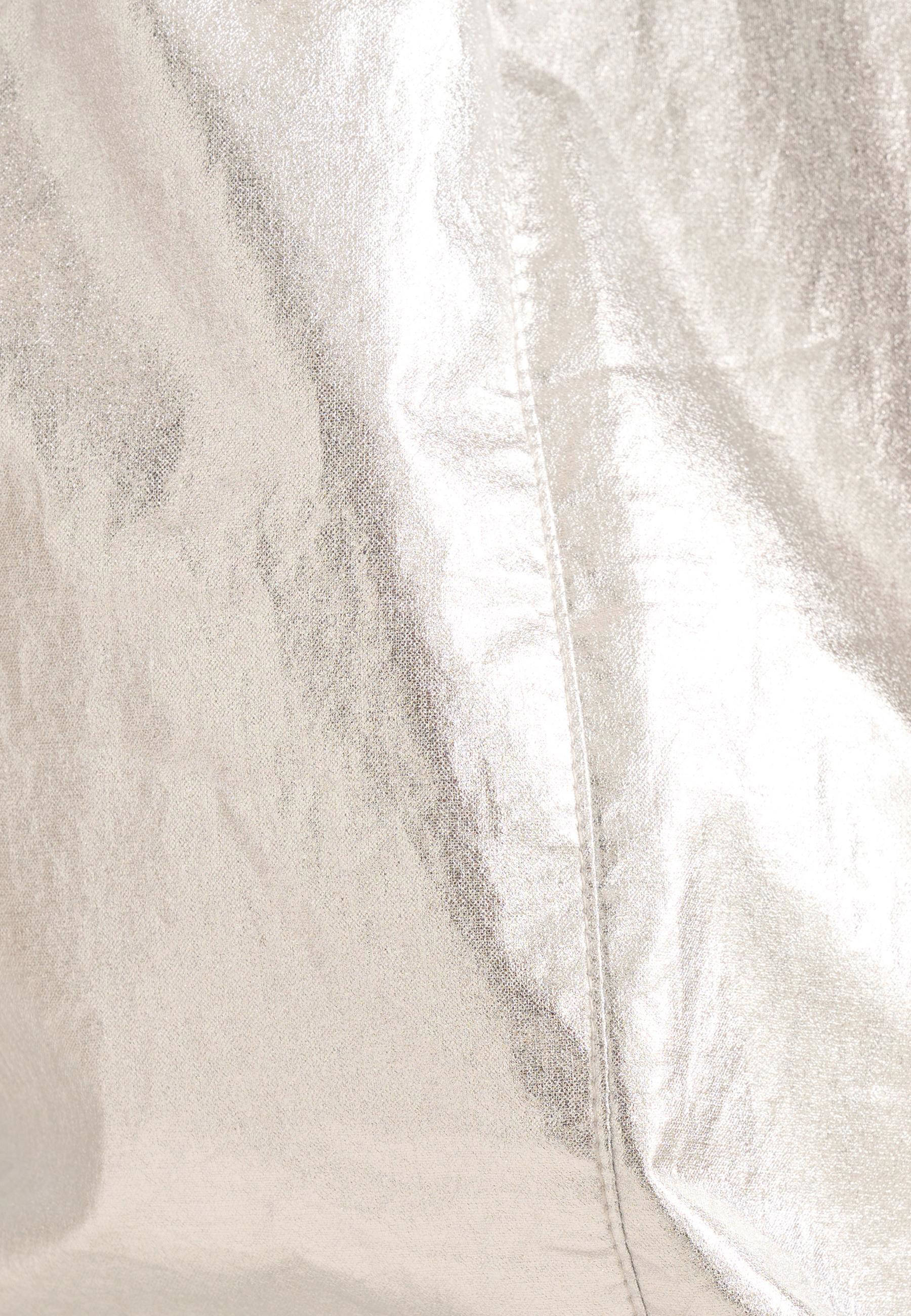 show die benen in een metallic broek