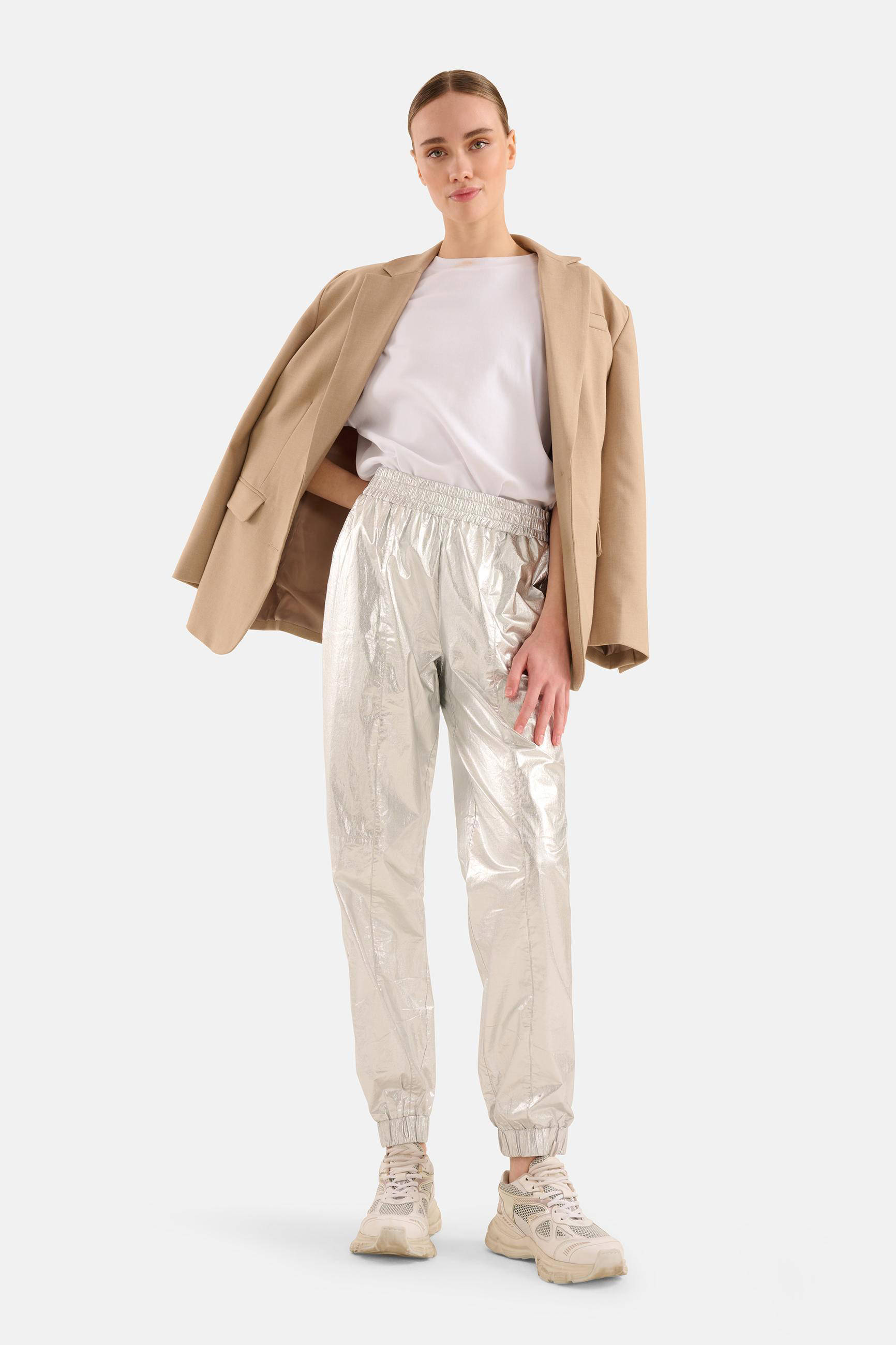 show die benen in een metallic broek