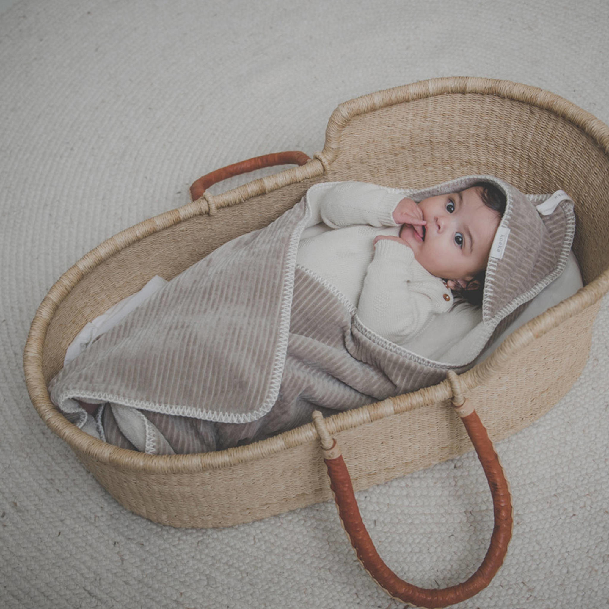 Koeka Vik gevoerde omslagdoek met teddy 100x100 cm taupe - Afbeelding 4