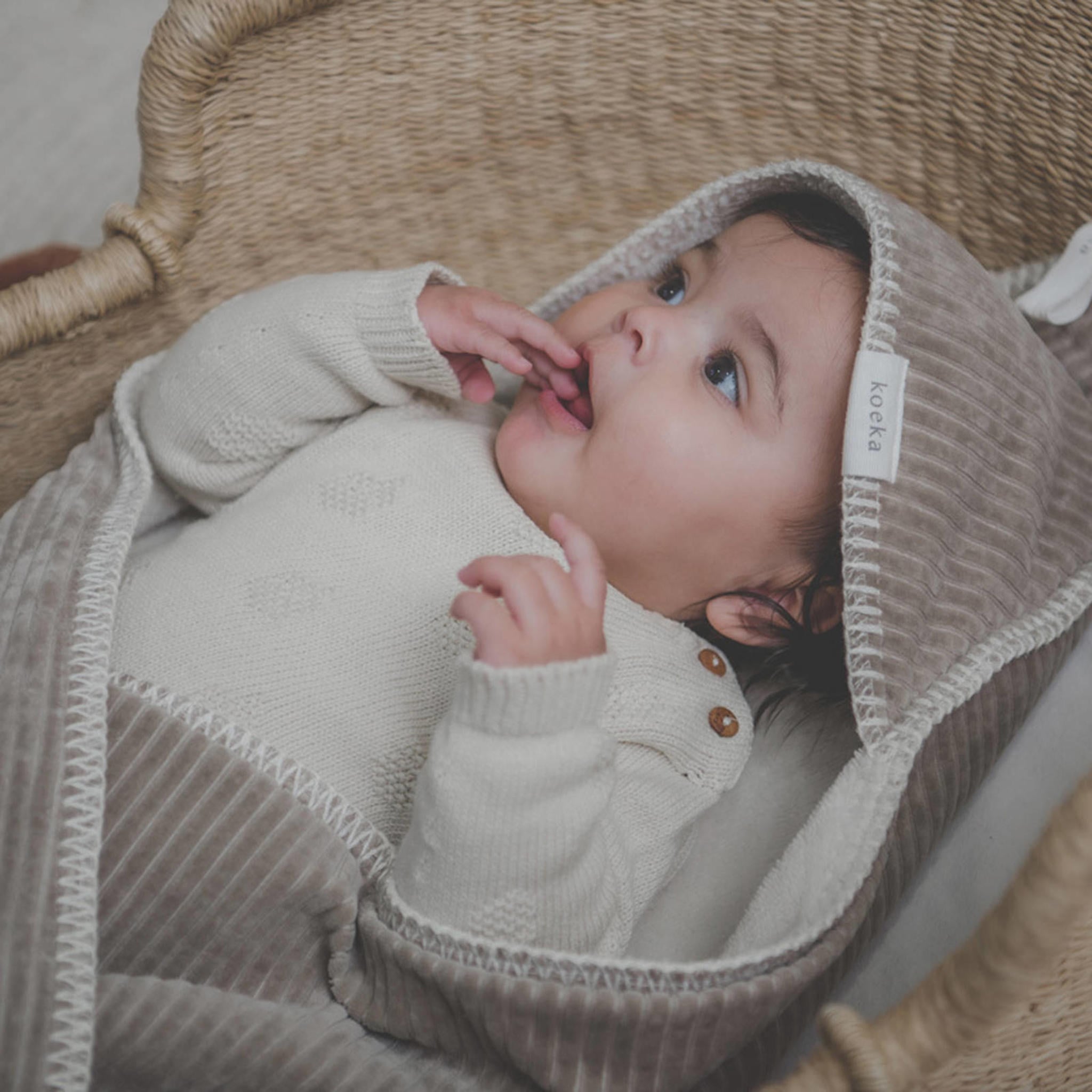 Koeka Vik gevoerde omslagdoek met teddy 100x100 cm taupe - Afbeelding 5
