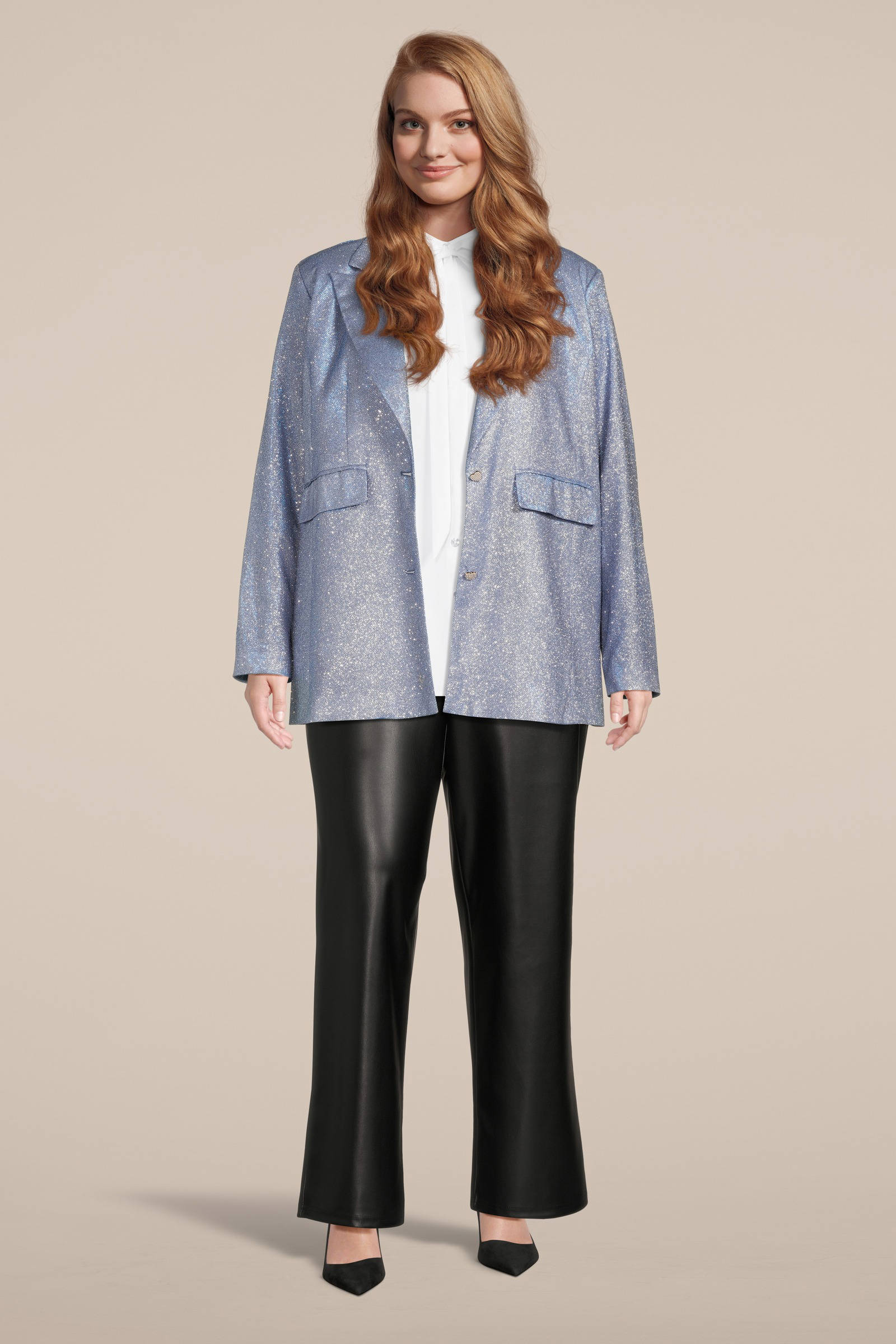 show je benen in een coated broek