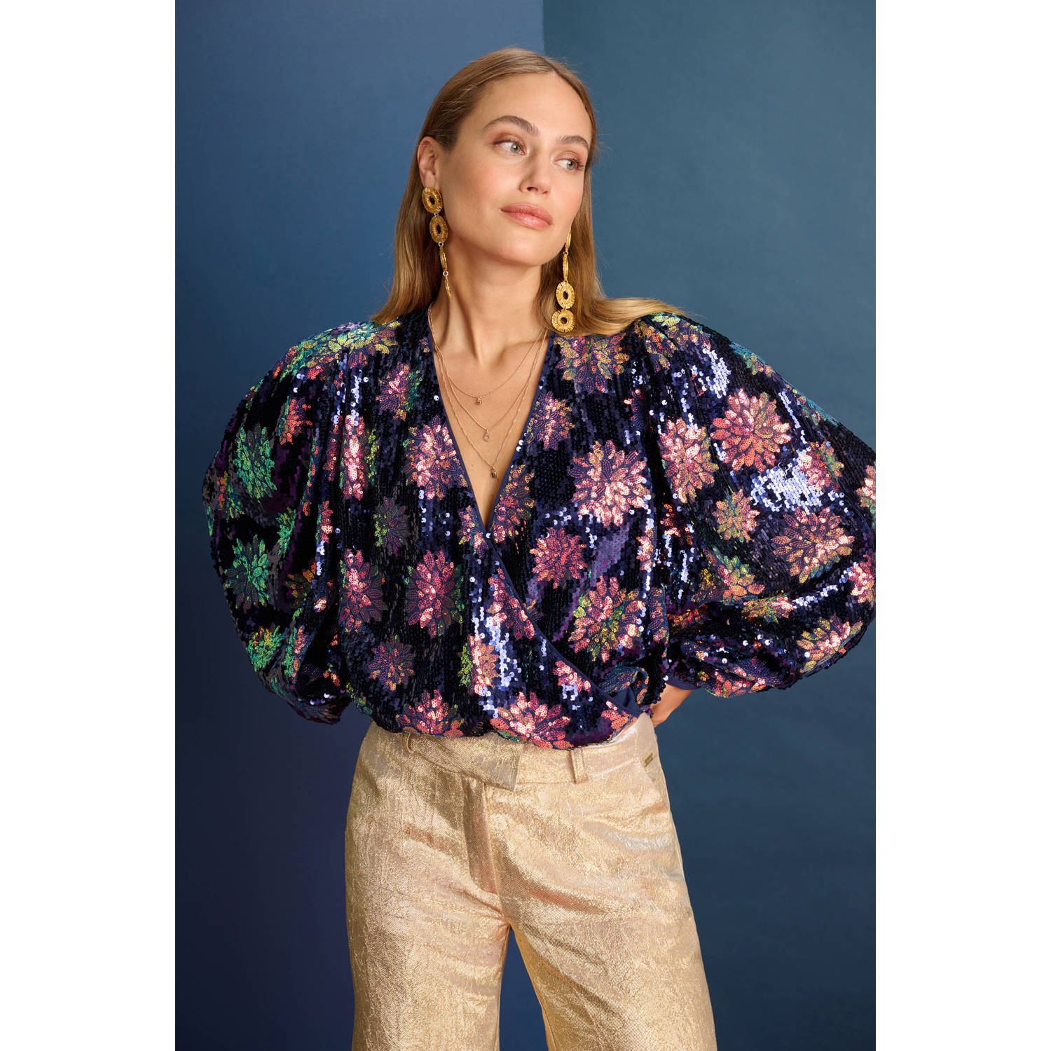 POM Amsterdam overslag top met all over print en pailletten blauw roze