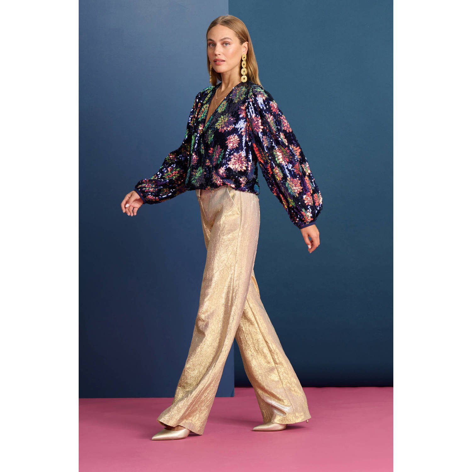 POM Amsterdam overslag top met all over print en pailletten blauw roze
