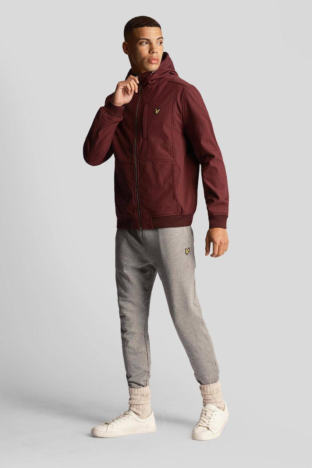 Donkerrode heren Lyle & Scott softshell jas met effen, lange mouwen, capuchon, ritssluiting en elastische boord