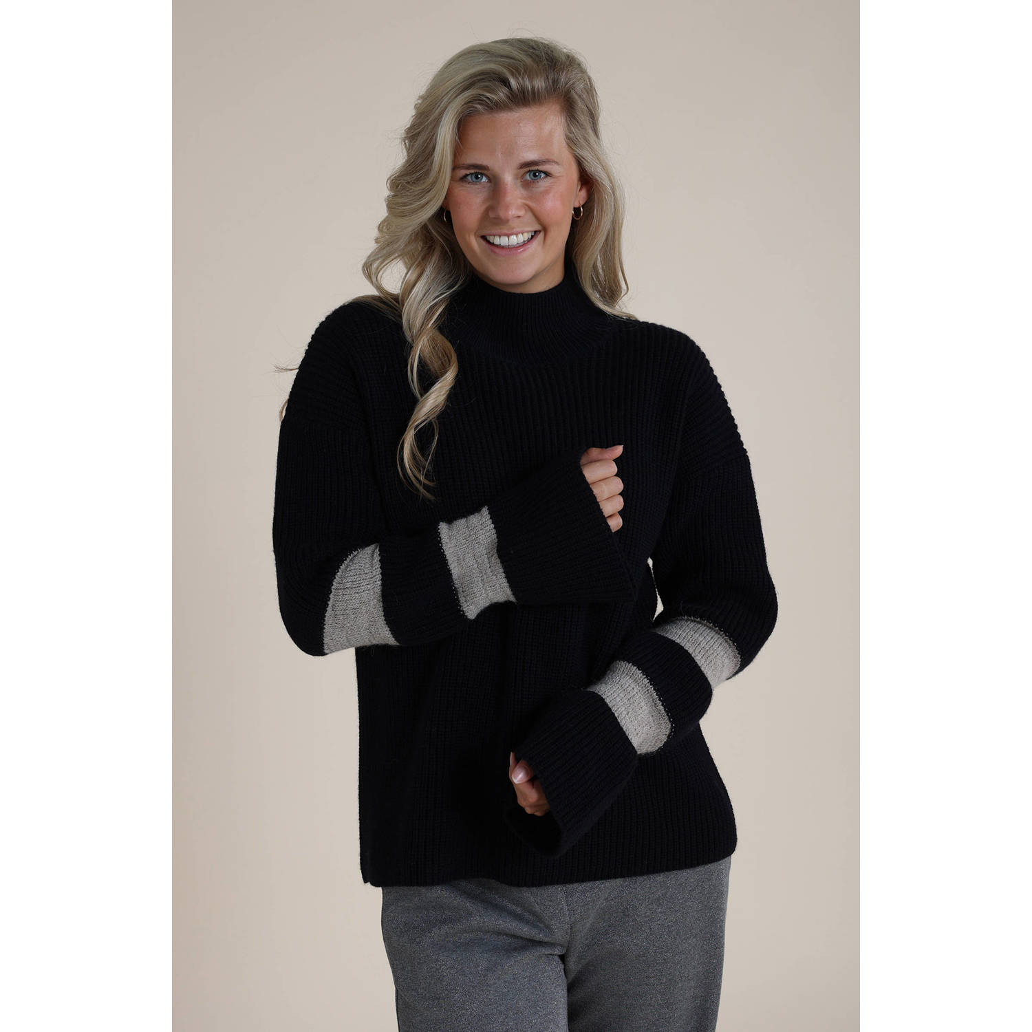 Nukus Sally Zwarte Trui met Gouden Details Black Dames