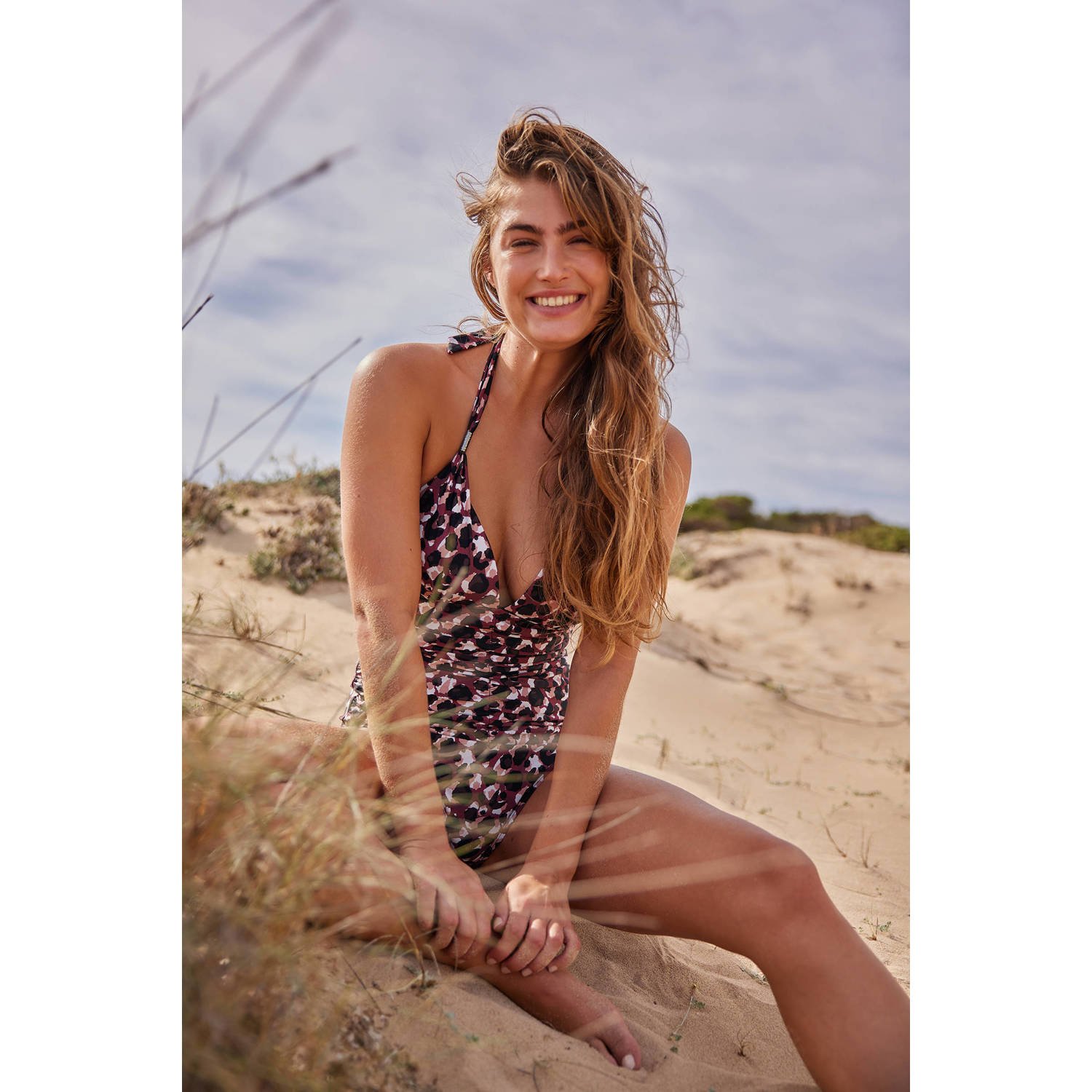 BEACHWAVE corrigerend halter badpak donkerroze zwart wit