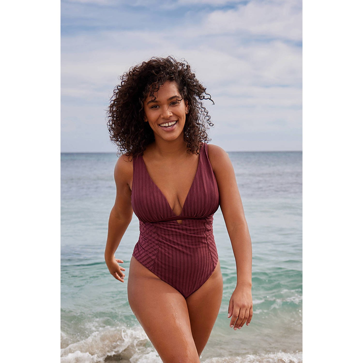 BEACHWAVE Curve corrigerend badpak met ribstructuur donkerrood