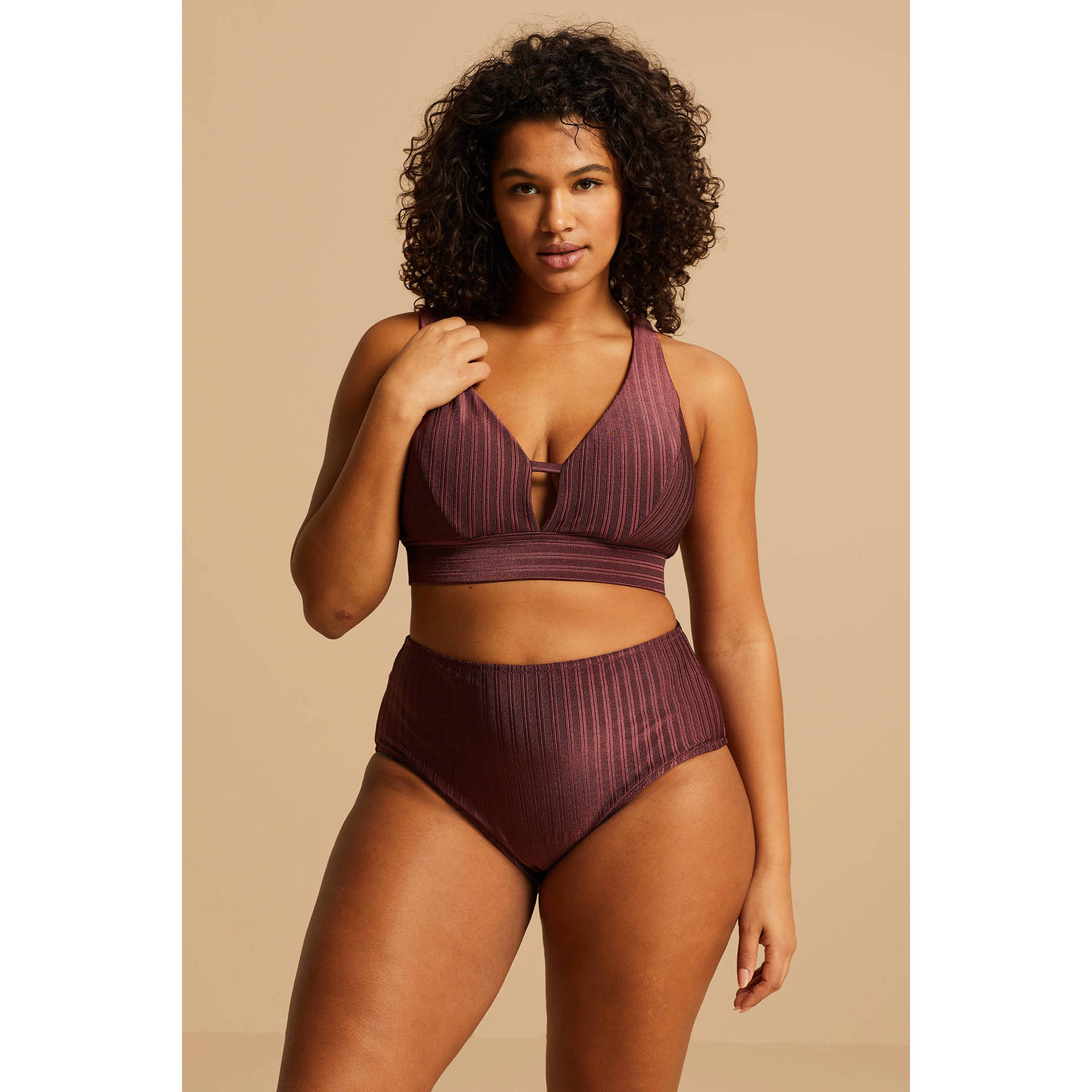 BEACHWAVE Curve voorgevormde bikinitop met ribstructuur donkerrood