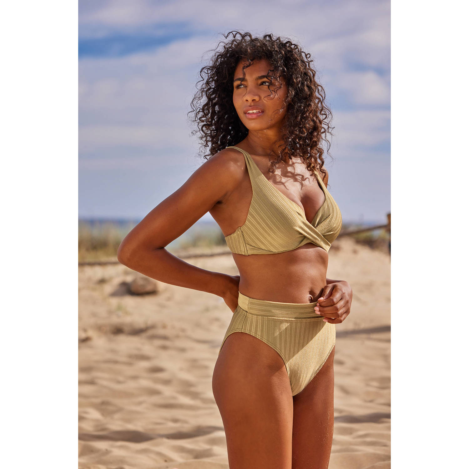BEACHWAVE voorgevormde push-up bikinitop met ribstructuur goud