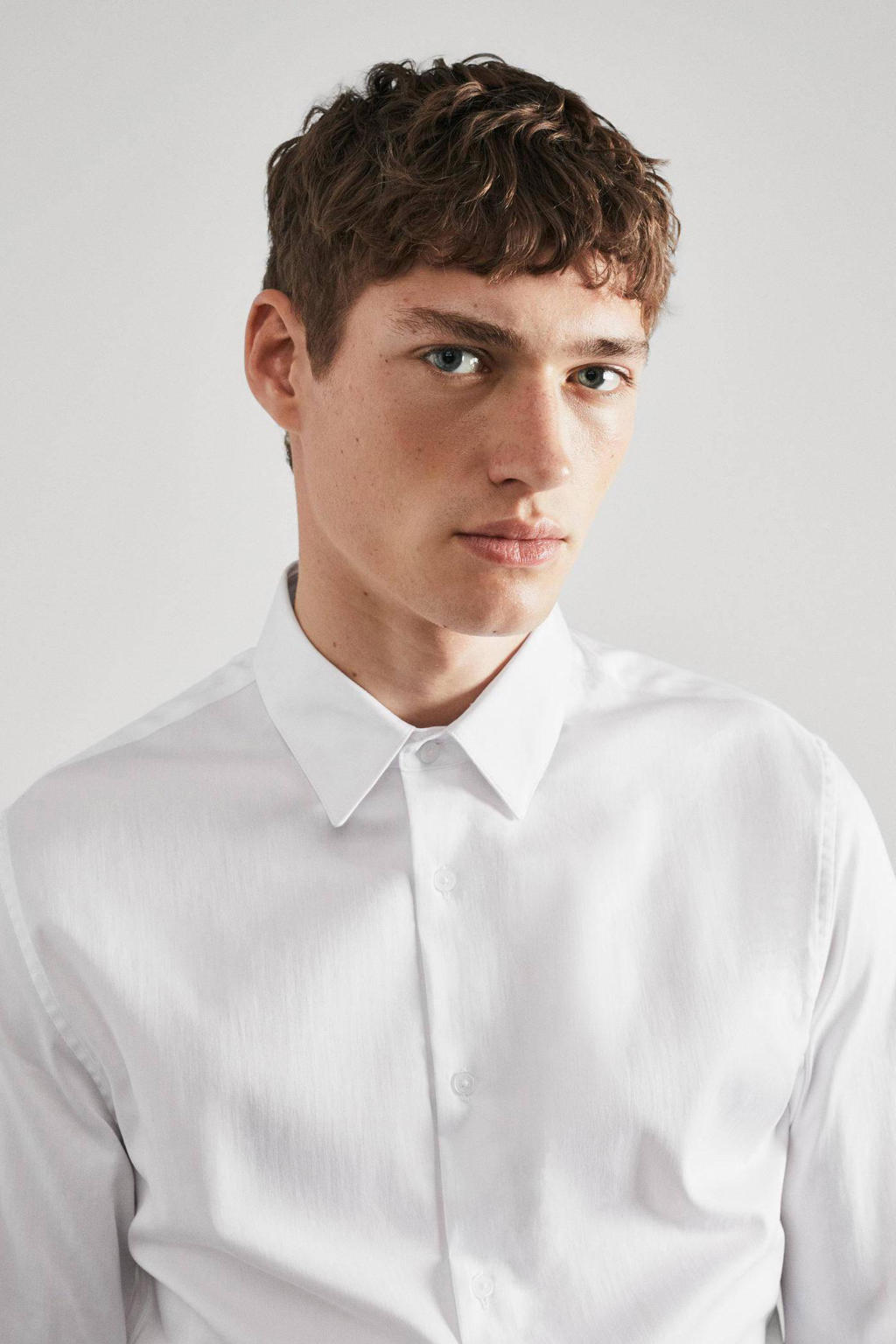 Hochwertiges OLYMP No. Six Super Slim Hemd mit extra langem Arm (69cm) in der Farbe blau/weiss, Gemustert. Der Ärmeltyp ist Extra langer Arm (69cm), das Hemd ist bügelleicht und ist ohne Brusttasche