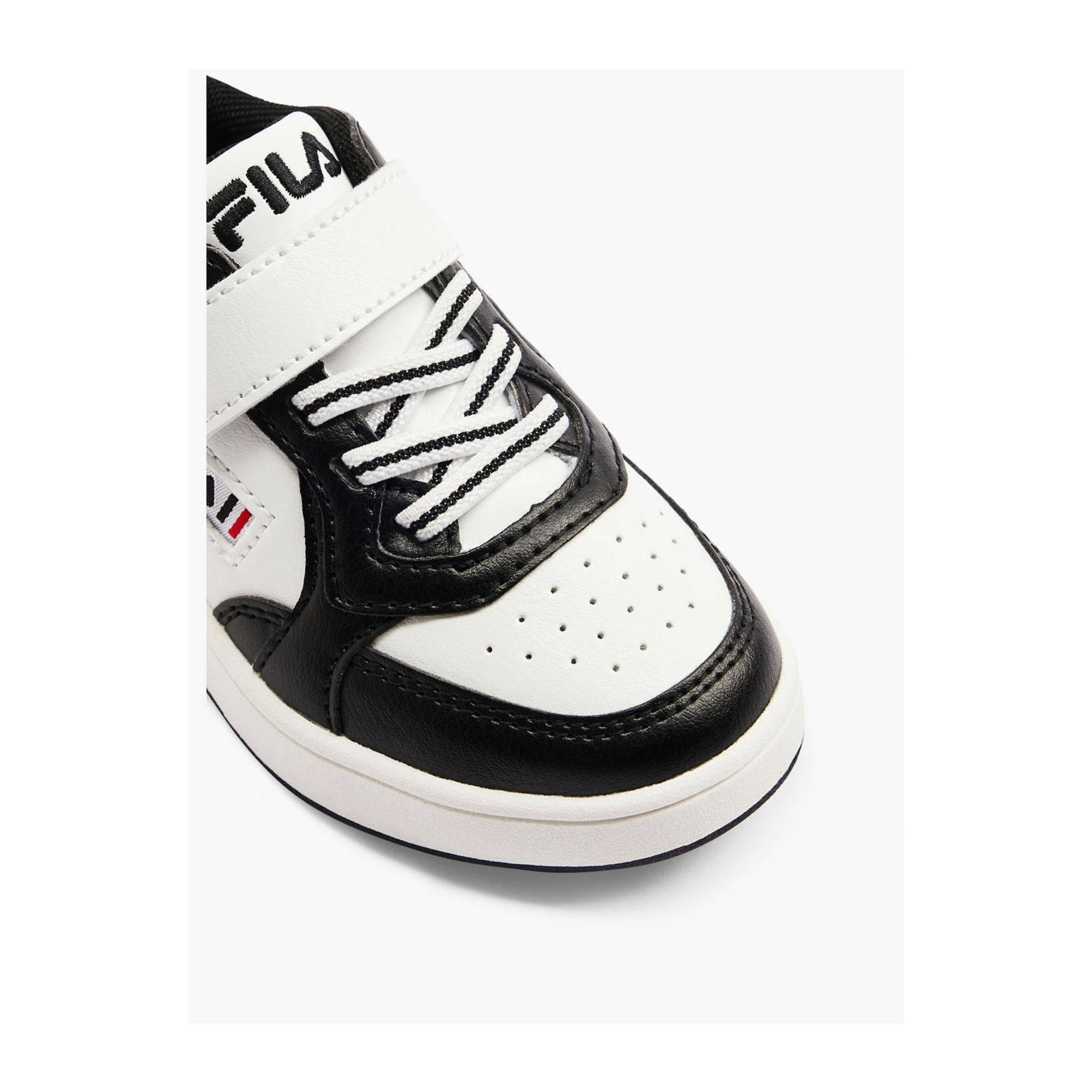 Fila shoes deals black and white