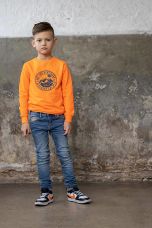 sweater Samir met printopdruk oranje/blauw