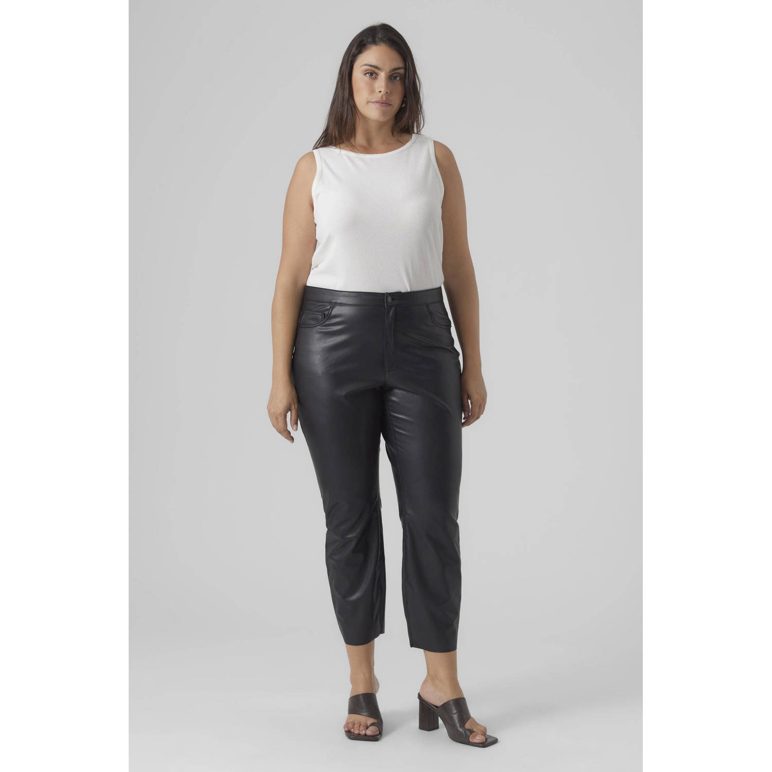 VERO MODA CURVE imitatieleren cropped high waist straight fit broek VMCBRENDA zwart